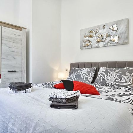 Apartment 20M From Arena Pula Zewnętrze zdjęcie