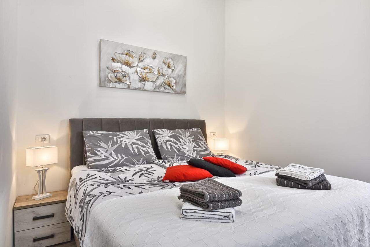 Apartment 20M From Arena Pula Zewnętrze zdjęcie